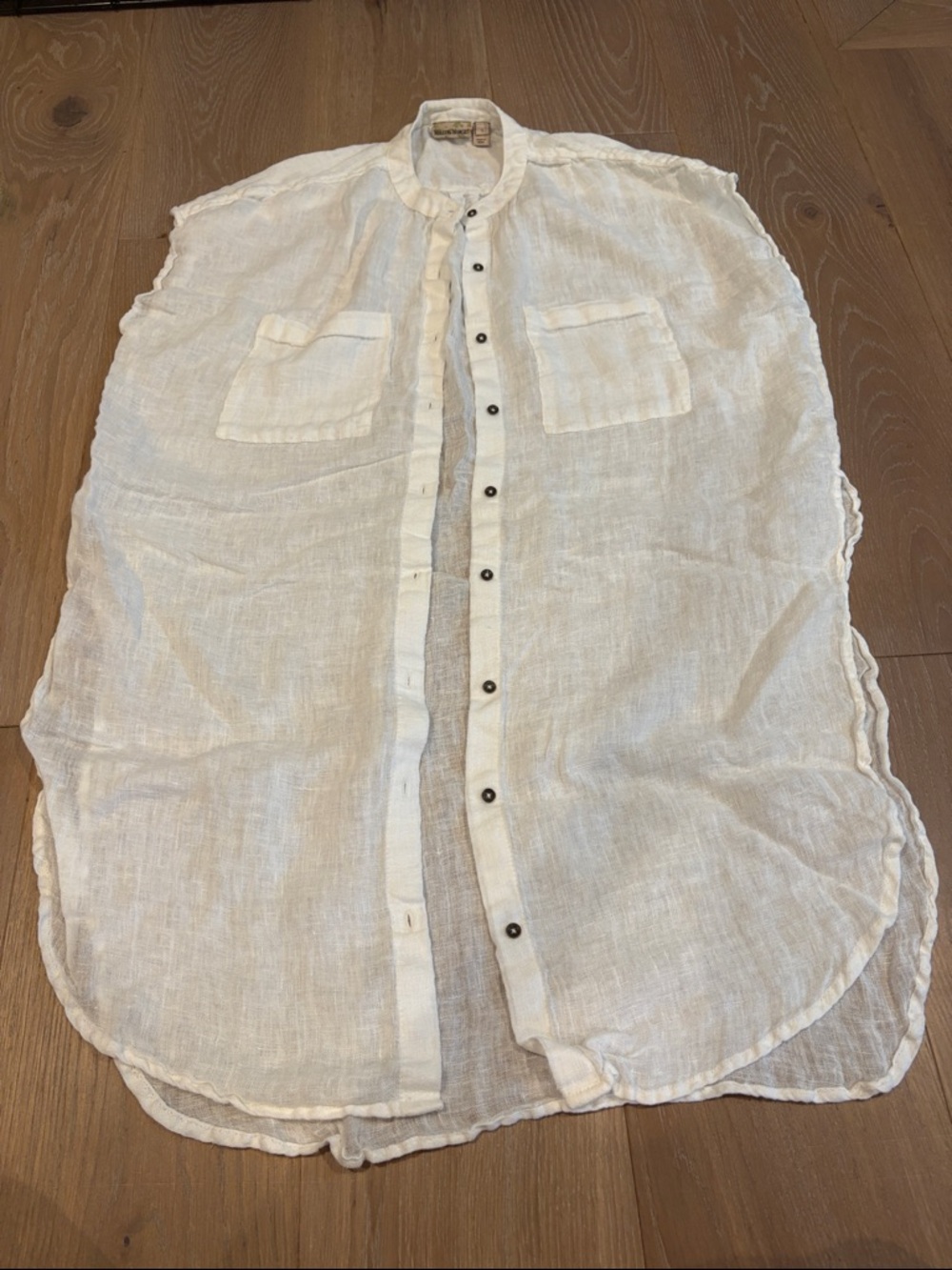 Holding Horses Woman’s Size Small Lightweight White Linen Button-Up Shirt.